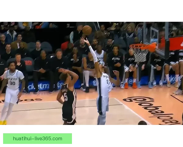 全队起立为卡斯尔庆祝三双创四项纪录 比肩邓肯19年 文班称其本就优秀